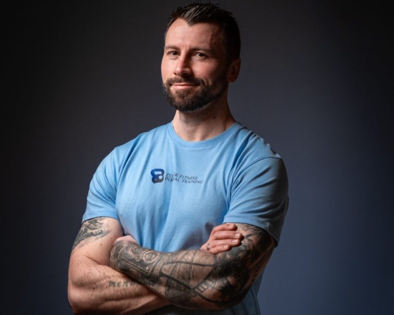 Bild von Patrick dem Fitnesstrainer mit hellblauem T-Shirt und verschränkten Armen Bild von Patrick dem Fitnesstrainer mit hellblauem T-Shirt und verschränkten Armen
