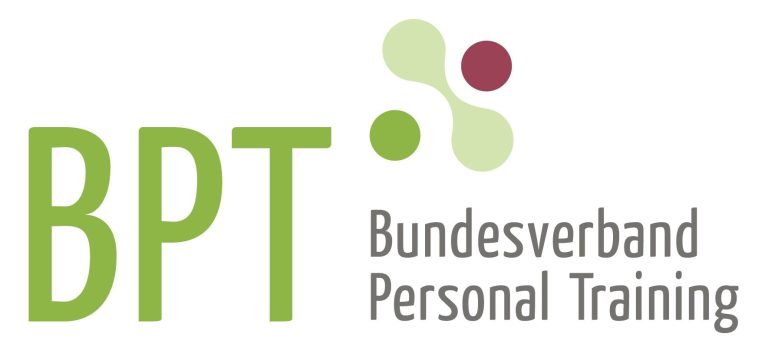 Mann führt eine Kettlebell-Übung im Ausfallschritt auf einer Wiese aus.